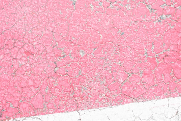 Photo vieille peinture fissurée rose et blanche fissurée par la chaleur au soleil sur la surface en béton idéal pour le design et la texture de fond