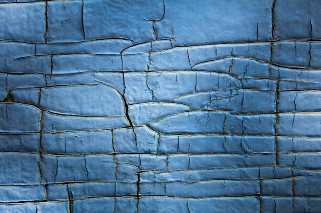 Vieille planche de bois avec fond de texture de peinture craquelée bleue