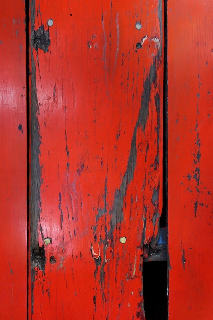 Vieille planche de bois peint fond rouge