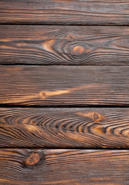 Vieille planche en bois verticale peinte de couleur foncée
