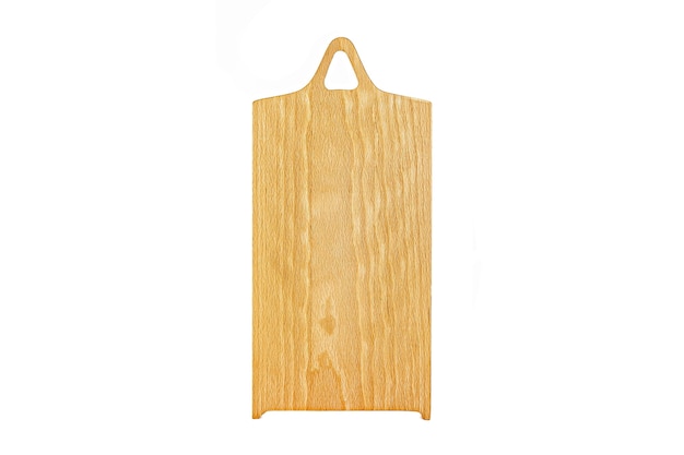 Vieille planche à découper en bois rectangulaire vide propre tachée isolé sur blanc dans une vue à angle faible oblique pour le placement des aliments.