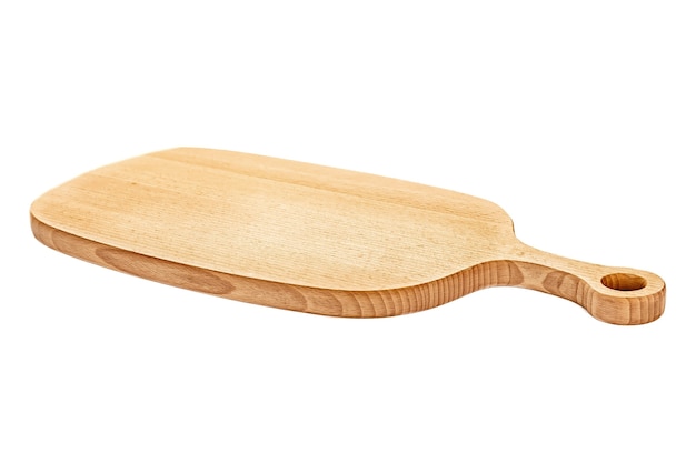 Vieille planche à découper en bois vide propre tachée isolé sur blanc dans une vue à angle faible oblique pour le placement des aliments.