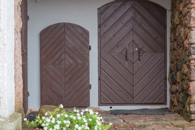 vieille porte en bois aux volets verts