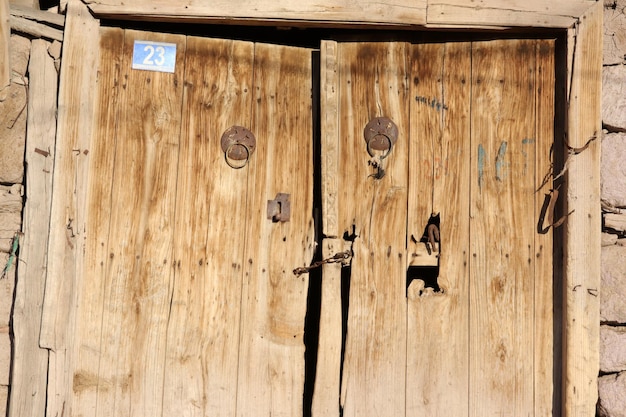 Vieille porte en bois à la campagne