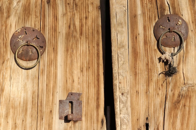 Vieille porte en bois à la campagne