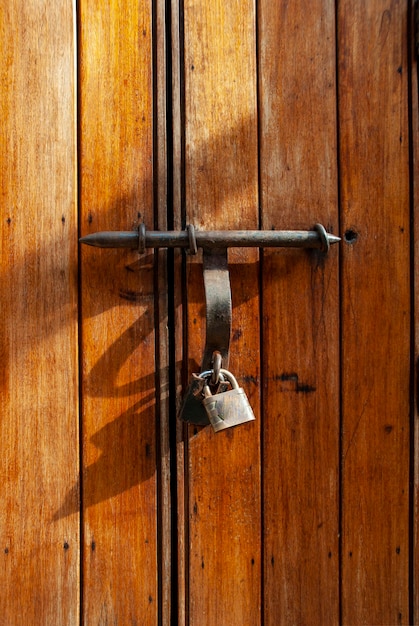 Vieille porte en bois à Cartagena Colombie