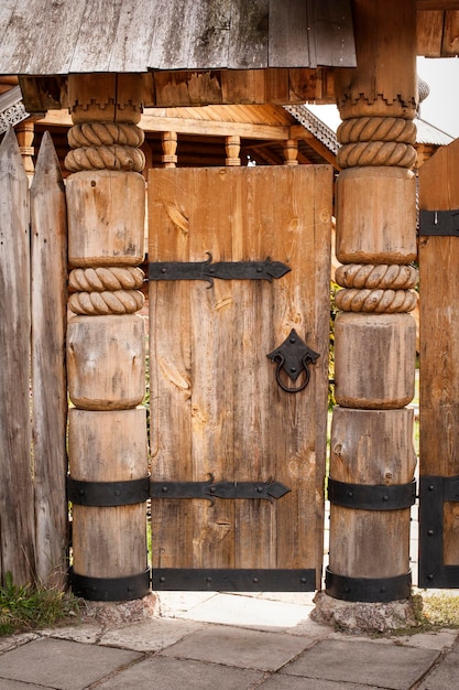 Vieille porte en bois avec charnières métalliques isolées