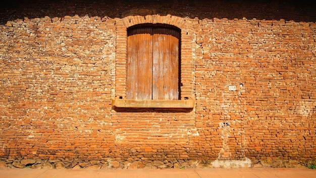 Vieille porte en bois dans un mur de brique vente de bois et mur de brique vieux mur bois cassé