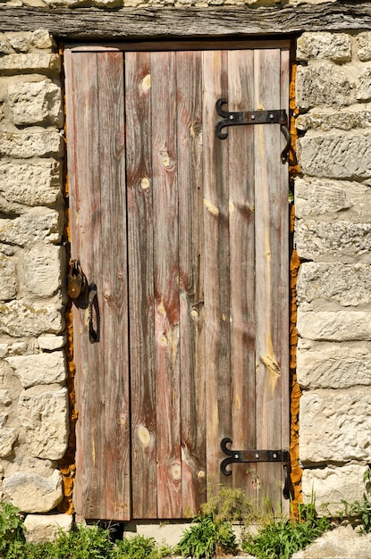 Vieille porte en bois dans un mur