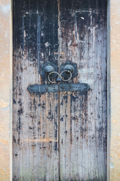 Vieille porte en bois dans le temple chinois