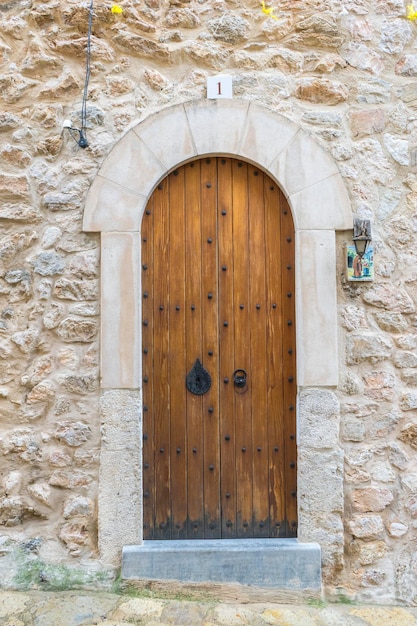 vieille porte en bois dans un village côtier de l'île de Majorque en Espagne, à côté de la mer méditerranée, vacances et concept de repos