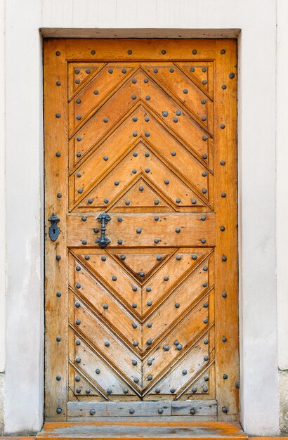 Vieille porte en bois d'église à Prague