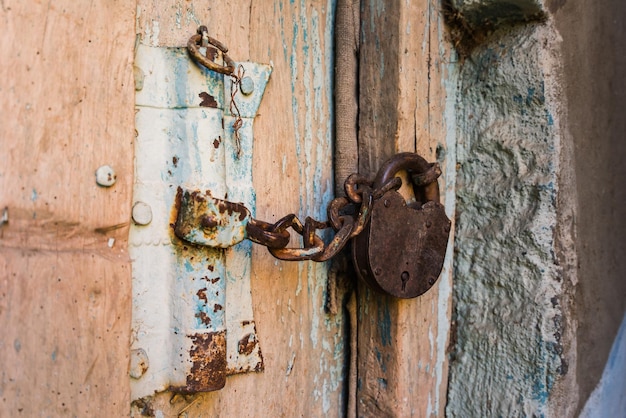 la vieille porte en bois est verrouillée avec un gros plan