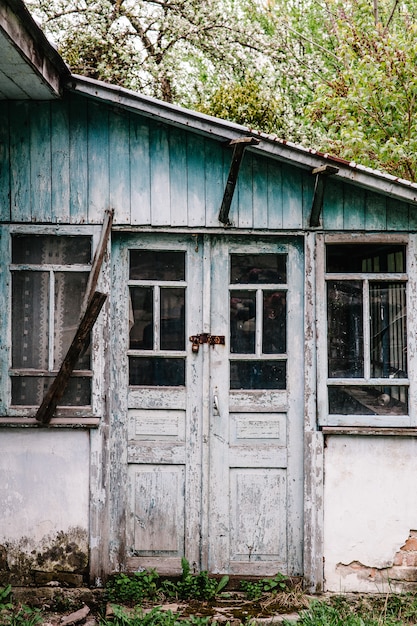 Photo vieille porte en bois fermée sur la serrure. la vieille porte.