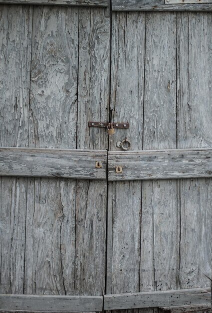 Vieille porte en bois fermée