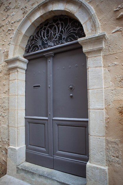 Photo vieille porte en bois d'une maison en pierre classique