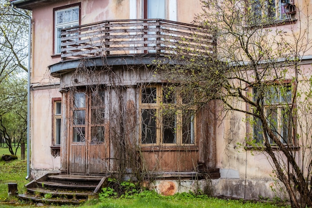 Vieille porte en bois marron avec des vitres