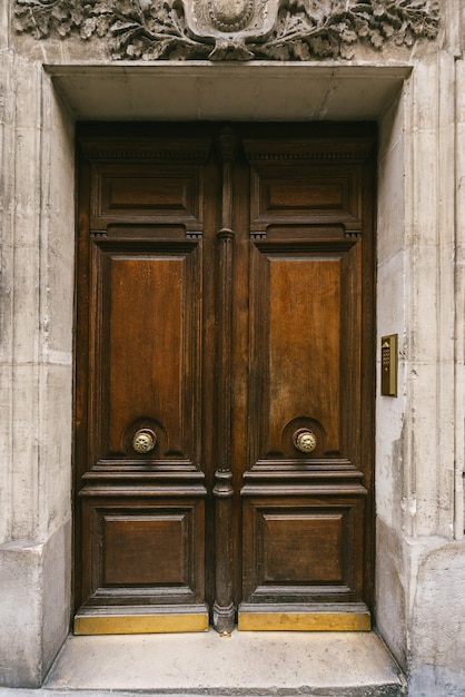 Photo vieille porte en bois à paris france