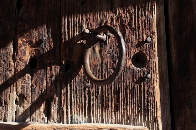 Vieille porte en bois patiné