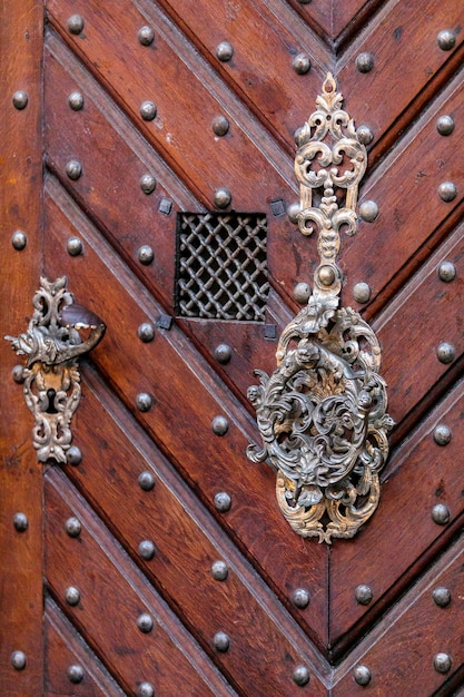 Photo une vieille porte en bois avec une poignée en métal