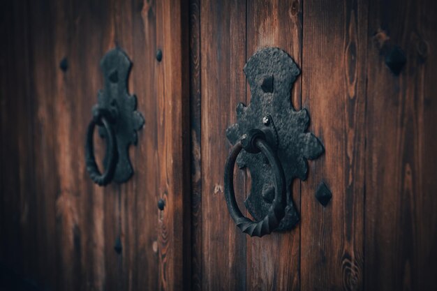 Vieille porte en bois avec poignée en métal