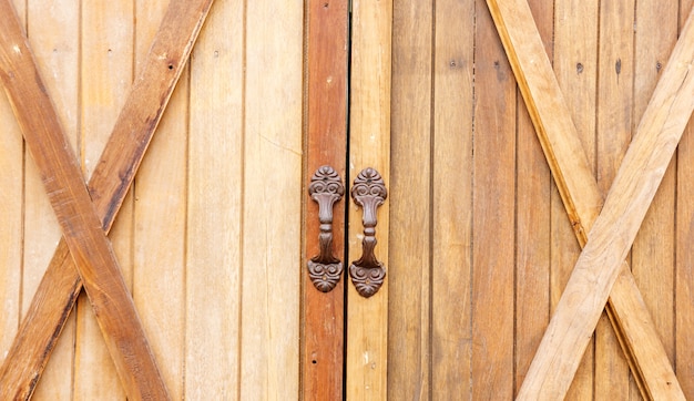 Vieille porte en bois pour un fond.