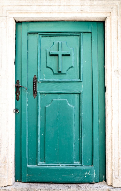 Vieille porte en bois verte typique de la vieille ville de Kotor, Monténégro.