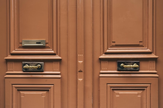 Vieille porte avec boîte aux lettres à paris