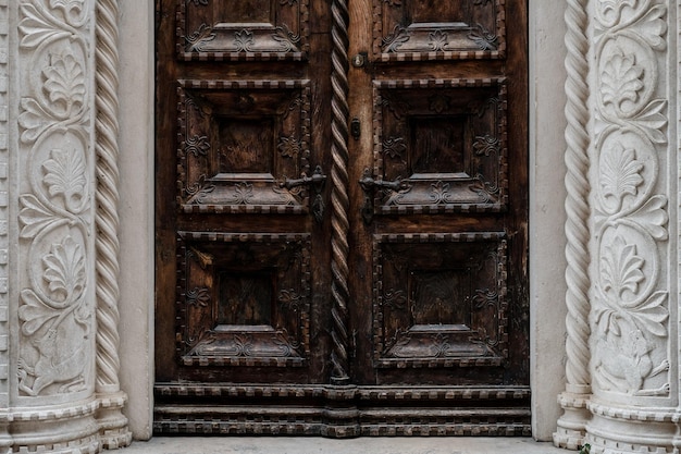 Vieille porte brune en bois sculpté fond