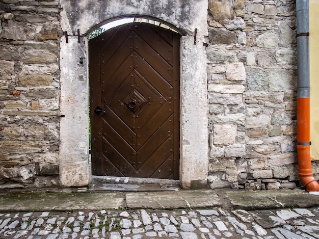 Vieille porte dans un gros plan de mur en pierre.