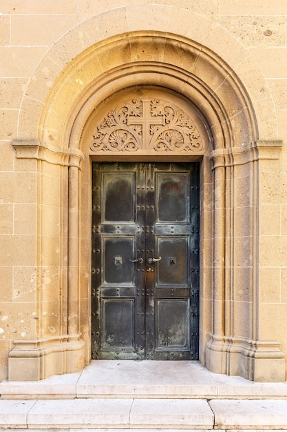 Vieille porte d'église en métal