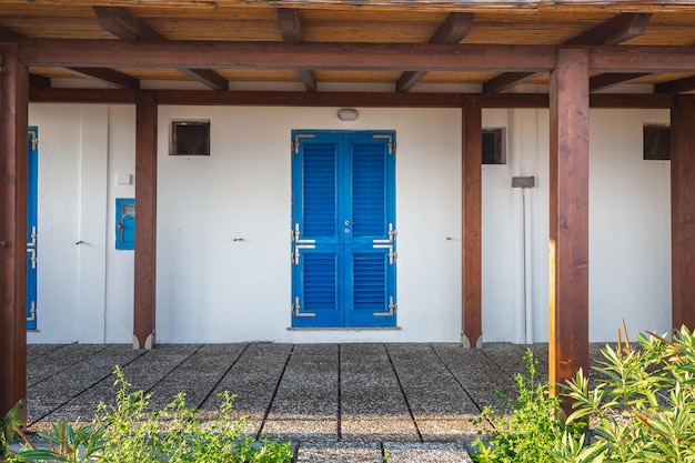 Vieille porte d'entrée en bois sur la façade du bâtiment baroque antique dans l'architecture traditionnelle de Catane Sicile, Italie.