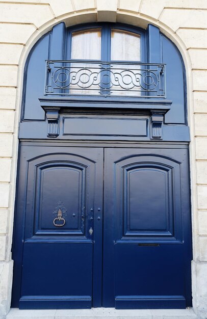 Vieille porte fleurie dans le vieil immeuble typique de Paris