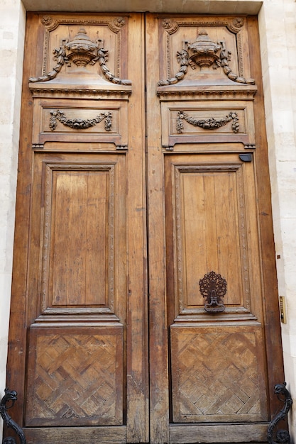 Vieille porte fleurie dans le vieil immeuble typique de Paris