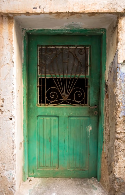 Vieille porte, fond de texture en bois et mur