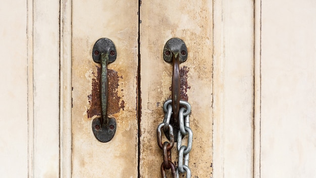 Photo vieille porte en laiton à la porte en bois abandonnée.