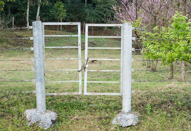 Vieille porte en métal