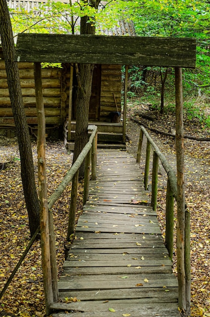 Photo vieille porte patinée dans le mur en bois d'une ancienne hutte