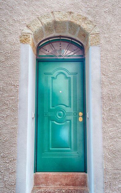 Vieille porte verte dans une ruelle