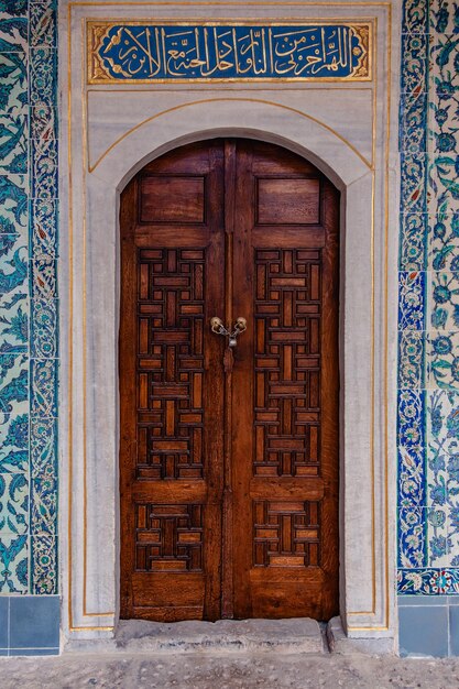 Vieille porte vintage antique en bois.