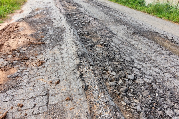 vieille route cassée avec asphalte fissuré