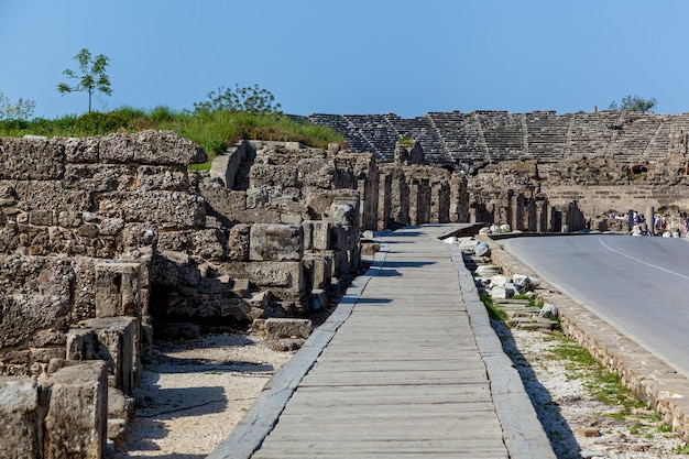 Vieille route en pierre avec des colonnes et des ruines de la ville de Side Turquie