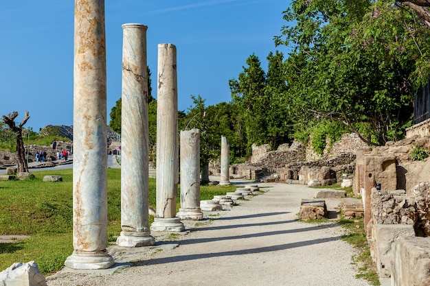 Vieille route en pierre avec des colonnes et des ruines de la ville de Side Turquie