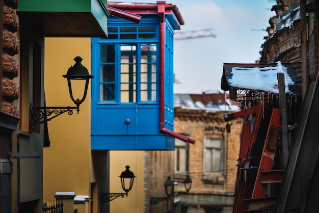 Vieille rue colorée en hiver