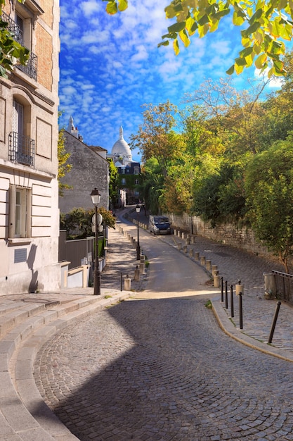 Vieille rue confortable et basilique du Sacré-Cœur au matin d'été ensoleillé, quartier Montmartre à Paris, France