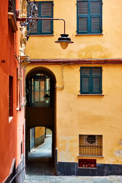 Vieille rue étroite dans la ville de Gênes, Italie