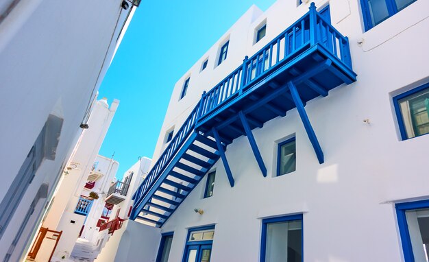 Vieille rue avec des maisons blanchies à la chaux sur l'île de Mykonos, ville de Chora, Grèce