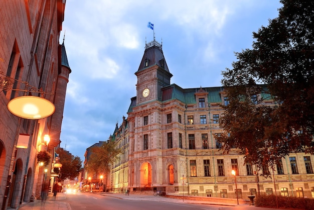 Vieille rue de Québec au crépuscule