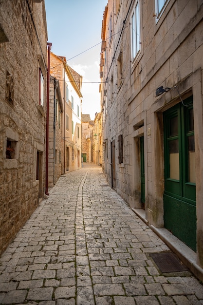 Vieille rue sans touristes à Stari Grad en Croatie