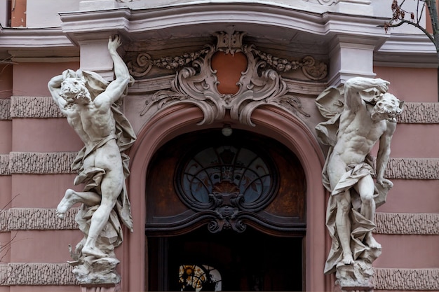 Une vieille sculpture en pierre sur la façade de la Maison des scientifiques à Lviv.